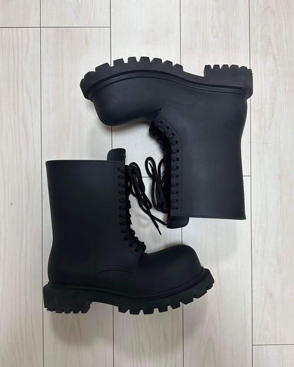 Stomper boots - Private property 