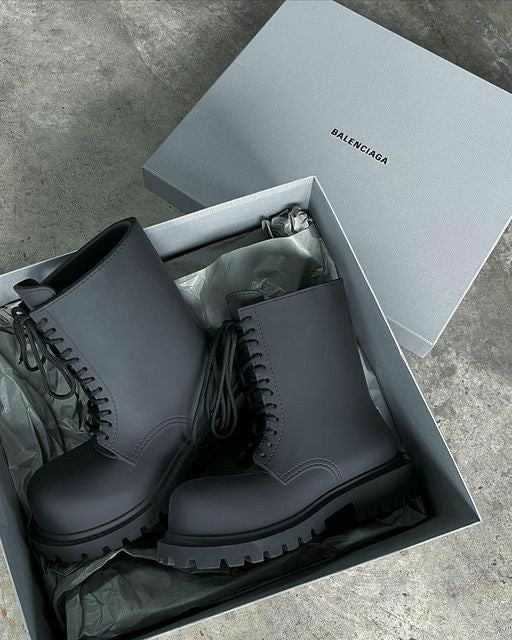 Stomper boots - Private property 