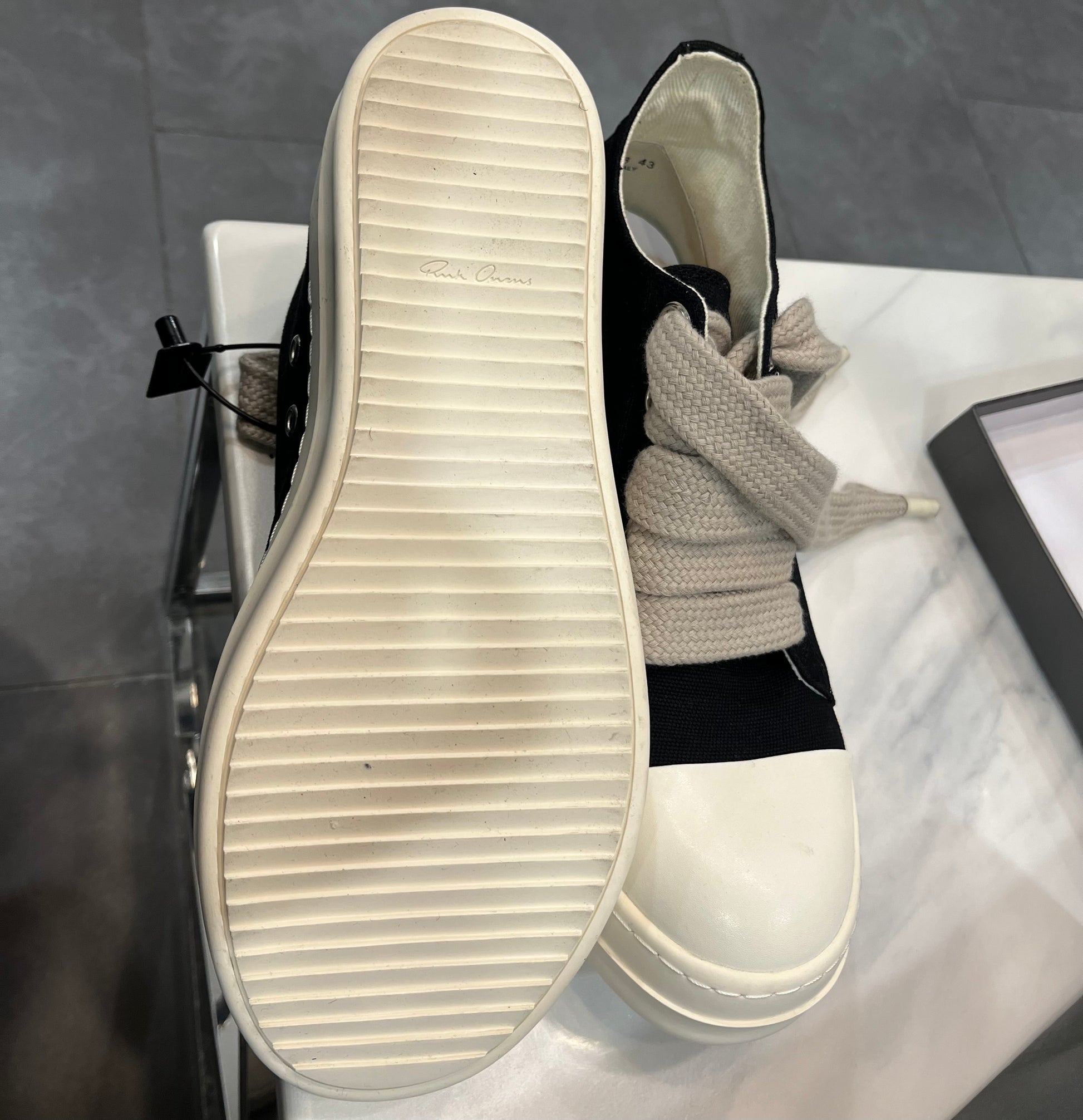 Rick Owen’s low ramones jumbo laces (black) - Private property 