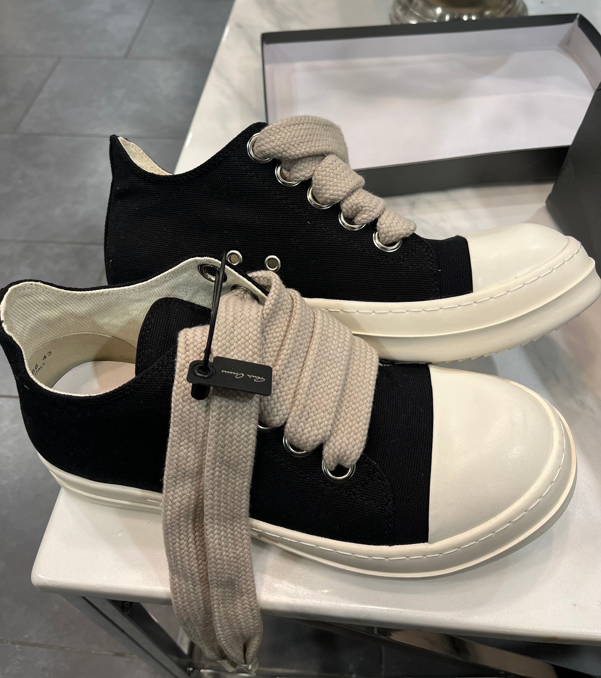 Rick Owen’s low ramones jumbo laces (black) - Private property 
