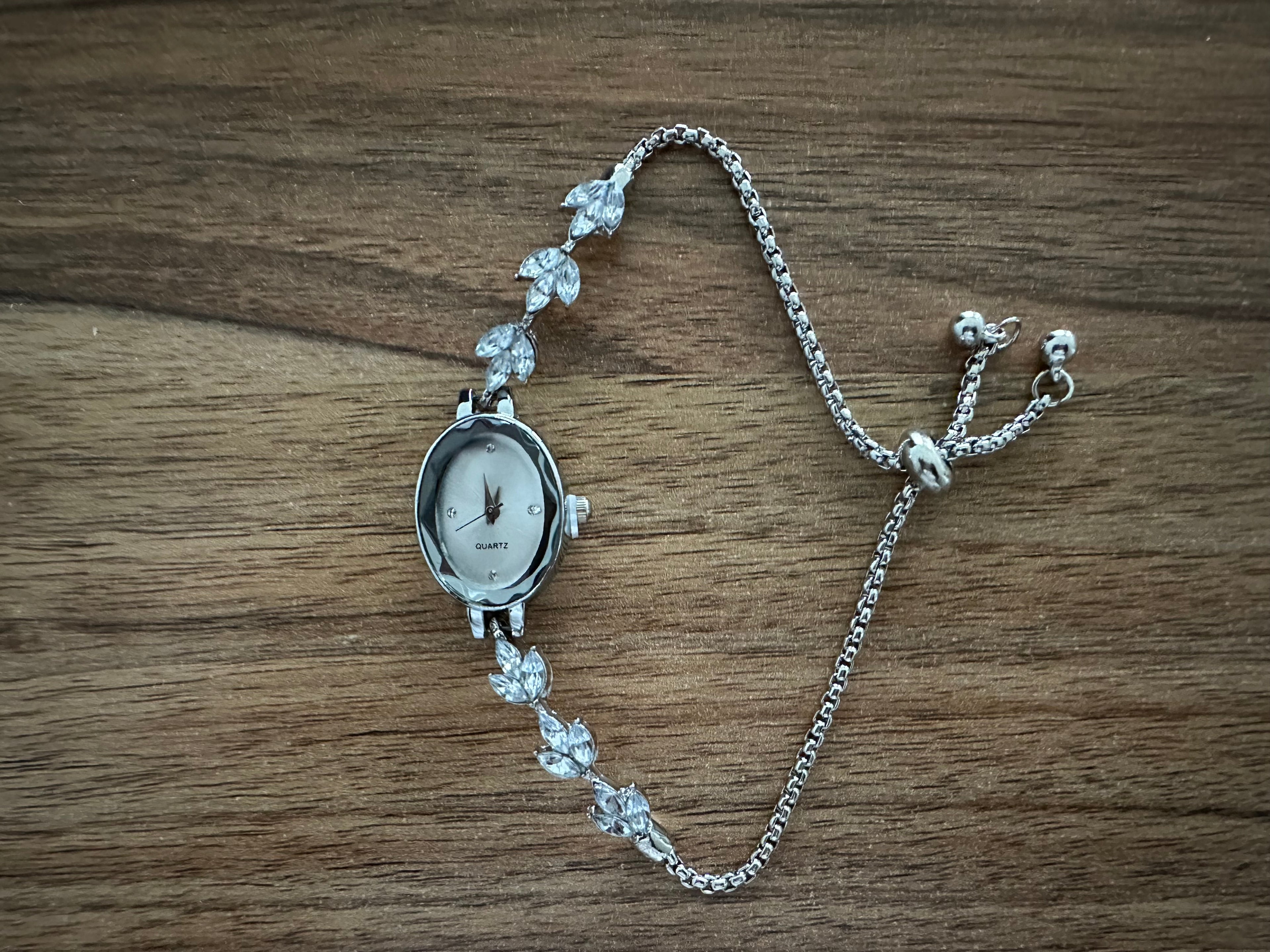 Elegant Silver Quartz Bracelet Watch - Private property 