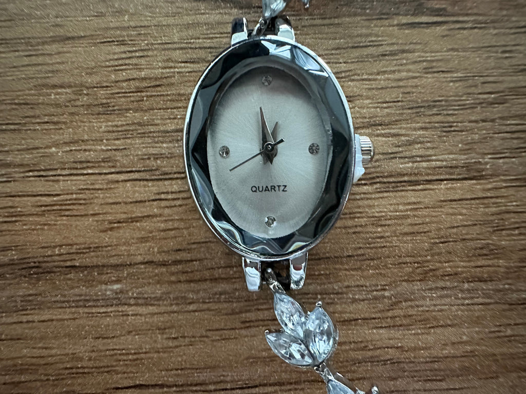 Elegant Silver Quartz Bracelet Watch - Private property 