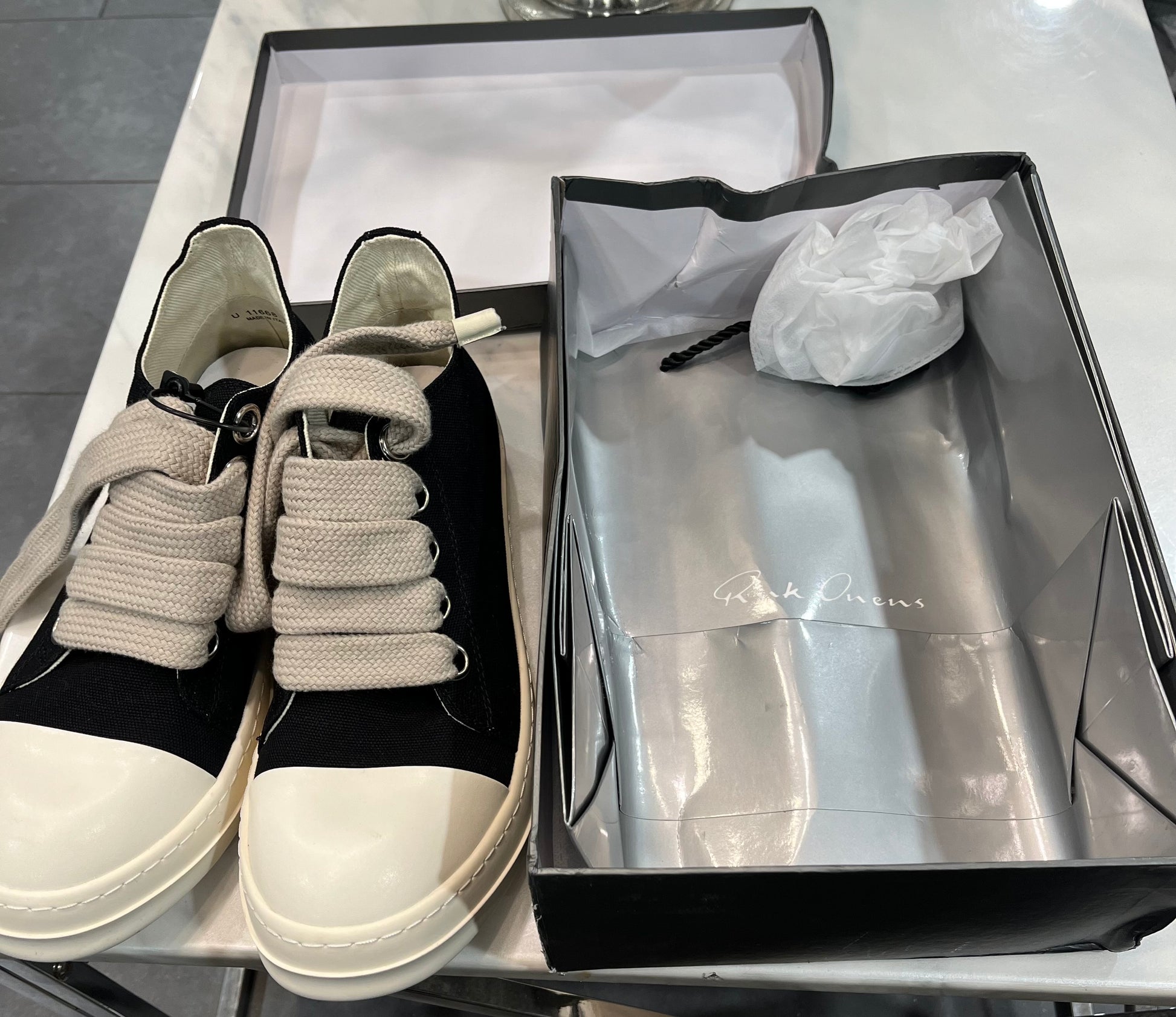 Rick Owen’s low ramones jumbo laces (black) - Private property 
