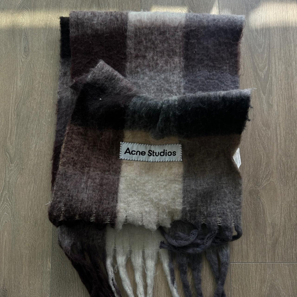 ac studio scarf